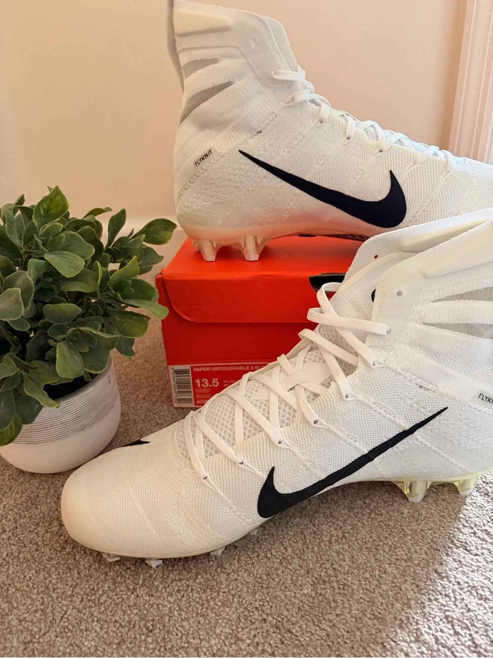 New! Nike Vapor Untouchable Elite size 13.5 cleats